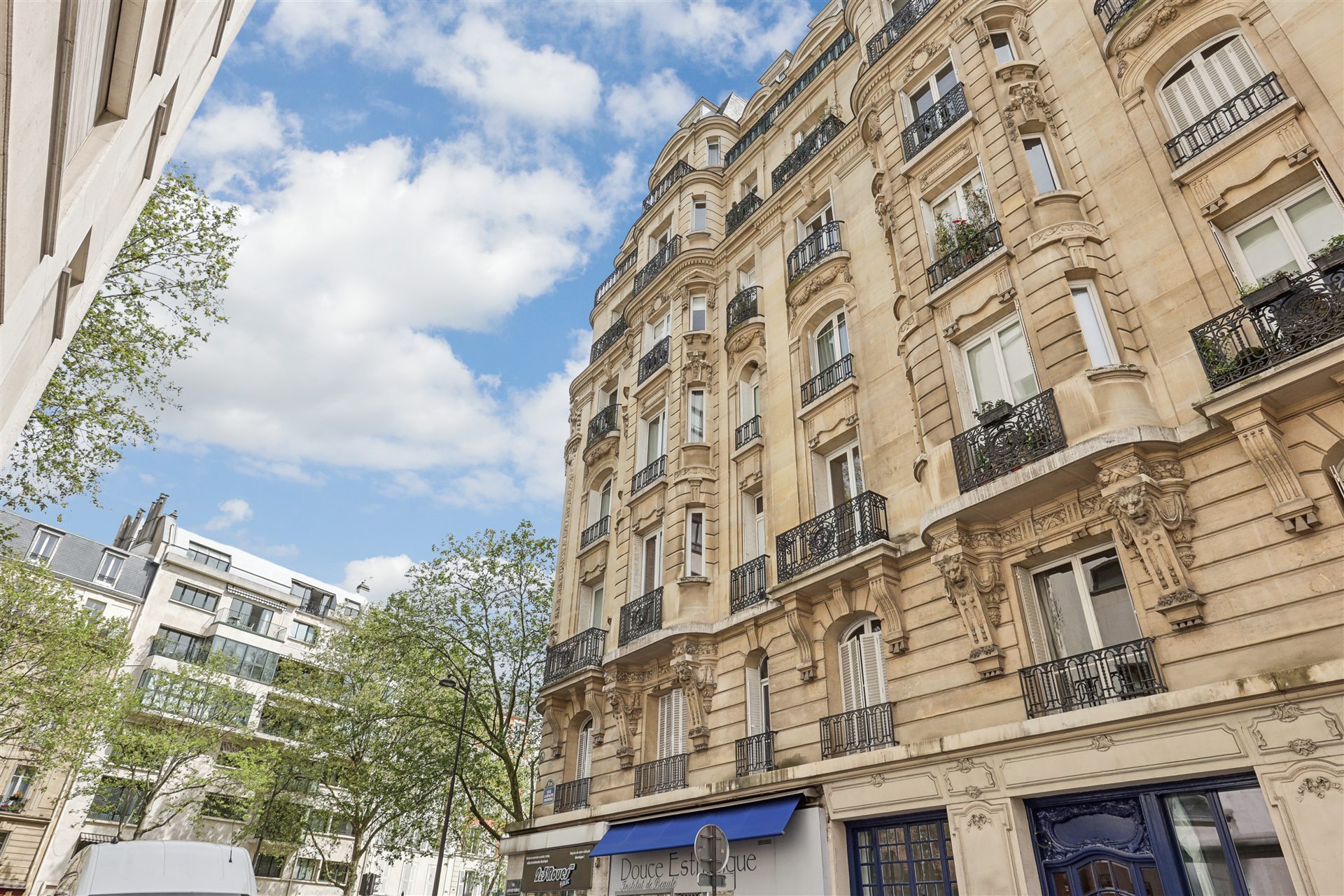 Façade de l'immeuble où se trouve le Centre Via Sana, rue Campagne Première